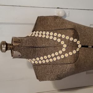 Daisy chain necklace